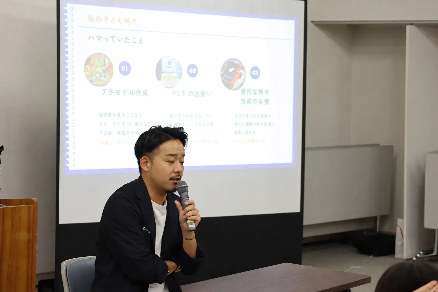 Makefrom1代表の跡部耕司が、参加者へ自身の経験と考えを伝えている様子
