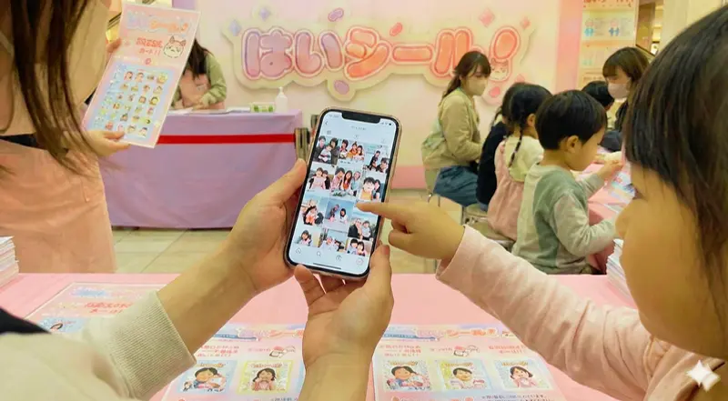 スマートフォンでシールを作成する様子